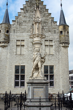 Herentals: Denkmal des Bauernkrieges vor der Tuchhalle