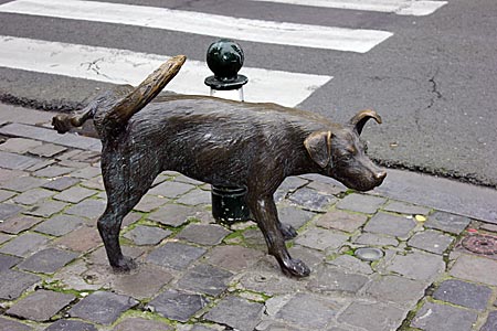 Belgien - Brüssel - Mischlingshund aus Bronze