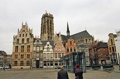 Belgien - Mechelen - Überragend: Der Turm der Kathedrale, in dem gleich zwei 49-teilige Glockenspiele installiert sind, gehört zum Unesco-Weltkulturerbe