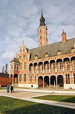 Belgien - Mechelen - Im Renaissance-Palast, Hof van Busleyden, sind die Sammlungen des Stadtmuseums untergebracht. Im Turm befindet sich ein Übungsglockenspiel für die Studenten der benachbarten königlichen Glockenspielschule