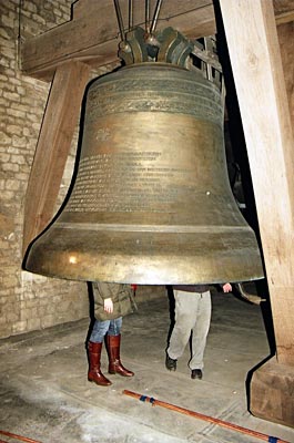 Belgien - Mechelen - Acht Tonnen schwer ist die größte Glocke des neuen Glockenspiels im Turm der Kathedrale. Gleich mehrere Menschen finden in ihrem Inneren Platz