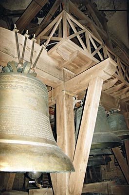 Belgien - Mechelen - Unterhalb der Glockenspielstube hängt das neue Glockenspiel von 1981 an einem hölzernen Tragwerk