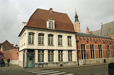 Belgien - Mechelen - Klein, aber fein: Das Eckhaus im Rokokostil ist seit 1922 Sitz der ältesten Glockenspielschule der Welt