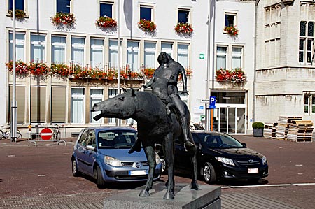 Belgien - Flandern - Skultur Pferd mit Reite auf dem großen Marktplatz