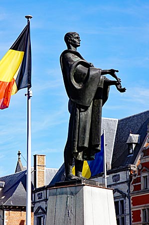 Belgien - Flandern - Skulptur "Das Wort" von Idel Ianchelivici in St. Niklaas auf dem großen Markt