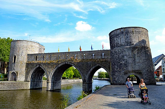 Belgien - Tournai in Wallonien - Relikt der Stadtbefestigung: Pont des Trous, das ehemalige Schleusentor an der Schelde