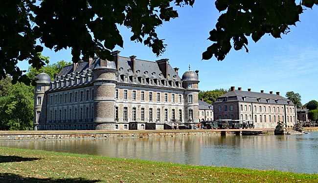 Belgien - Ausflugsziel: Das Château von Beloeil ist seit Jahrhunderten in Privatbesitz. Gärten und Räume des Wasserschlosses aus dem 17. und 18. Jahrhundert können aber besichtigt werden.