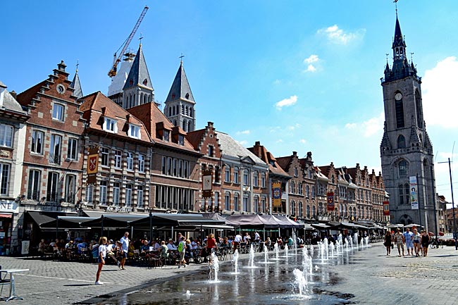Belgien - Tournai in Wallonien - Stadt der Türme: Der Belfried an der Grand‘ Place ist der älteste Glockenturm Belgiens. Er konkurriert mit den Türmen der Kathedrale (links)