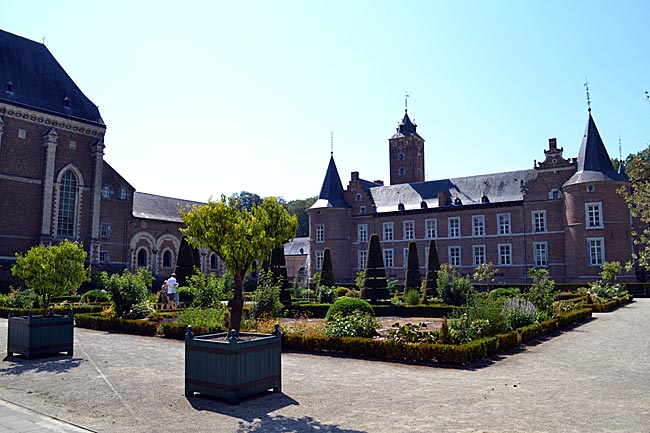 Belgien  - Flandern - Hinterlassenschaft des Deutschen Ritterordens: Die ehemalige Landkommandantur ist heute Ausflugsziel, Museum und Kulturzentrum – mit schönen Gärten