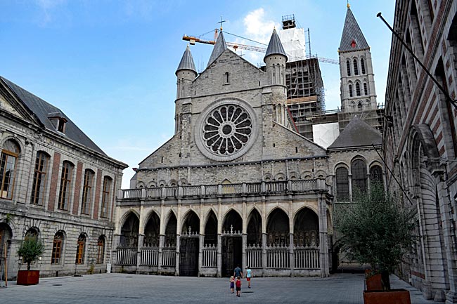 Belgien - Tournai in Wallonien - Am Platz des Bischofs: Haupteingang zum romanischen Teil der Kathedrale mit einem Portalvorbau aus dem 14. Jahrhundert