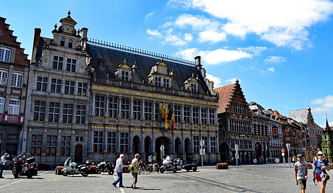 Belgien - Tournai in Wallonien - Symbol früheren Reichtums: In der Tuchhalle an der Grand‘ Place versammelten sich die Stoffhändler