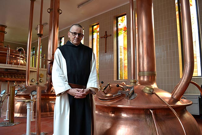 Wallonie in Belgien - Pater Pierre aus dem Kloster Saint-Remy bei Rochefort bei den Gärbottichen