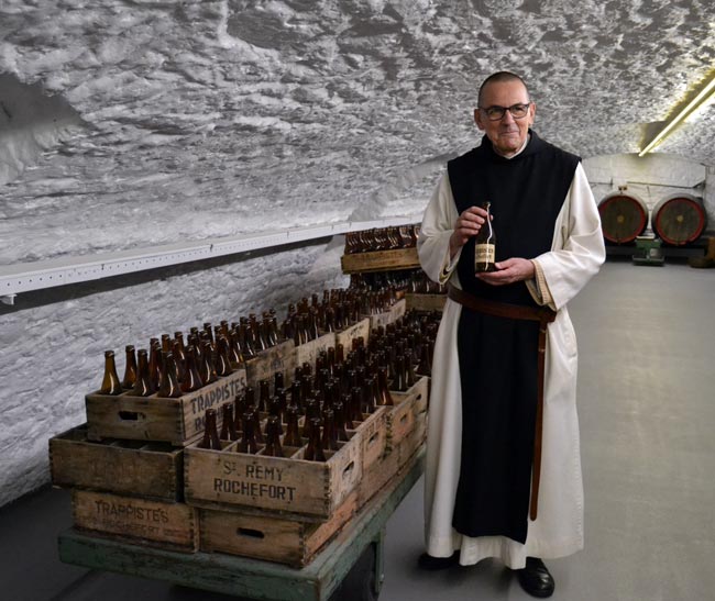 Wallonie in Belgien - Wallonie in Belgien - Pater Pierre aus dem Kloster Saint-Remy bei Rochefort bei den Gärbottichen