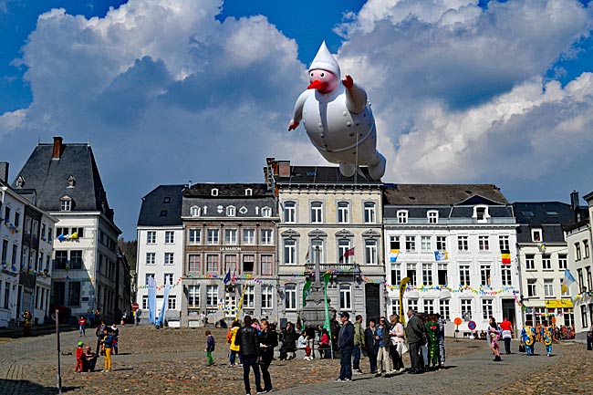 Belgien - Stavelot - Mönch als Luftballon: Auf dem Platz wird später der Tanz der Weißen Mönche stattfinden