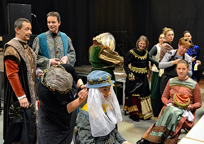 Belgien - Geraardsbergen - Kostümprobe: Die Teilnehmer des historischen Umzugs werden für ihren Auftritt präpariert