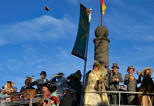 Belgien - Geraadsbergen - Historischer Brot-Wurf: Die kostümierten Honoratioren beim Jahrhunderte alten Brauch