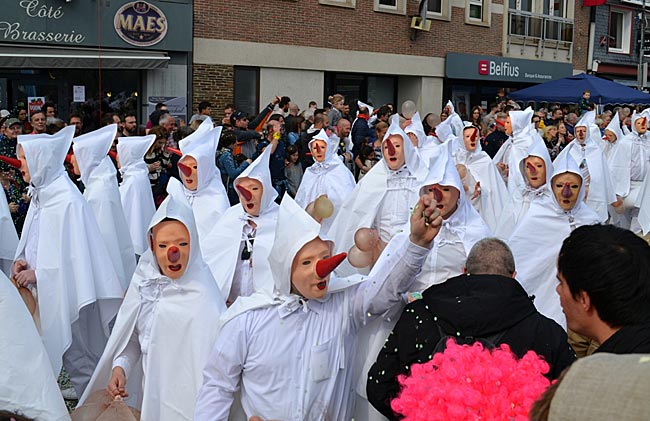 Belgien - Stavelot - Die Ruhe vor dem Sturm: Noch laufen die Blancs Moussis mehr oder weniger in Reih‘ und Glied beim Festzug mit