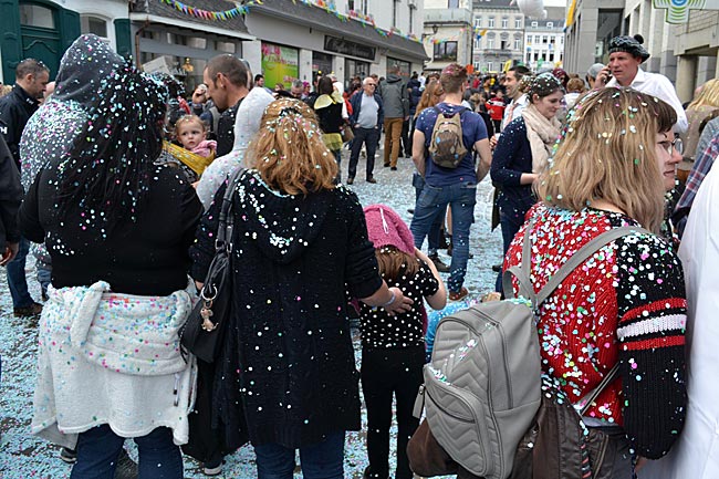 Belgien - Stavelot - Farbtupfer: Der Konfetti-Regen hat Kleidung und Frisuren ein anderes Aussehen verliehen