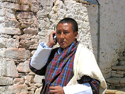 Bhutan klassische Kleidung und Handy