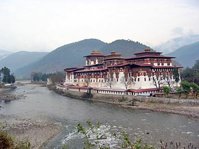 Bhutan Kloster am Fluss