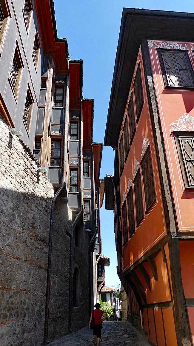 Bulgairen - Plovdiv Altstadt malerisch mit Stadtmauer, Bürgerhäusern und Kopfsteinpflaster