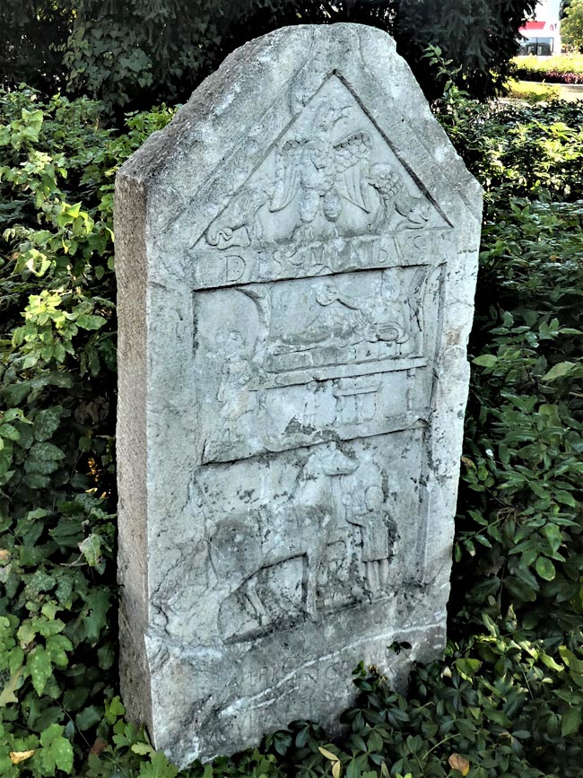 Bulgarien - Plovdiv Römischer Grabstein für den Kavalleristen M. Ulpius Statius, kurz nach 131 n.Chr., vor dem Archäologischen Regionalmuseum