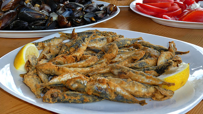 Bulgarien - Insel St. Anastasia, frittierte Sprotten im Insel-Restaurant; die Sprotte ist der bekannteste Fisch an der Schwarzmeer-Küste