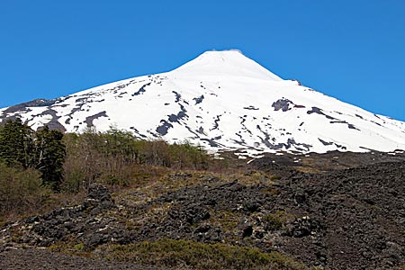 Chile - Wandertour auf erkalteter Lava – der Villarrica-Vulkan ist einer der aktivsten Feuerberge des Landes