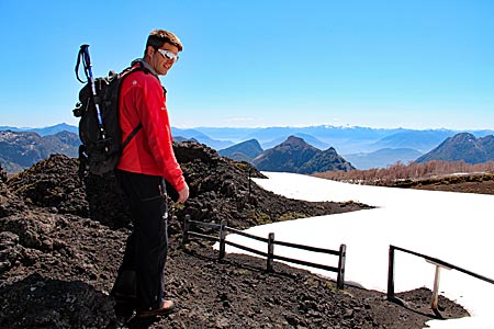 Chile - Die Anstrengung hat sich gelohnt: Von den Nebenkratern des Villarrica-Vulkans genießen Wanderer traumhafte Ausblicke