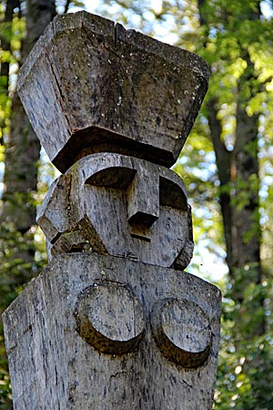 Chile - Schutz vor bösen Geistern: Traditionelle Holzfiguren vor dem Mapuche-Museum in Curarrehue