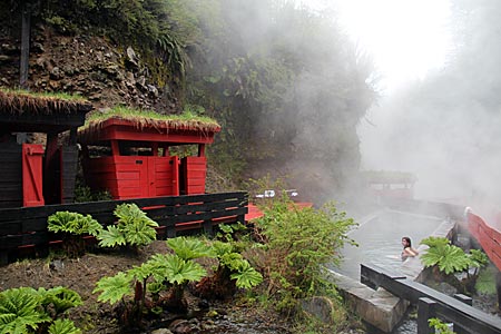 Chile - Heißes Wasser vom Villarrica-Vulkan: Die Termas Geometricas bieten 17 Becken in freier Natur