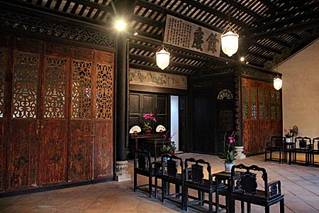 Macau - kunstvoll geschnitzte Holztüren im Mandarin-Haus