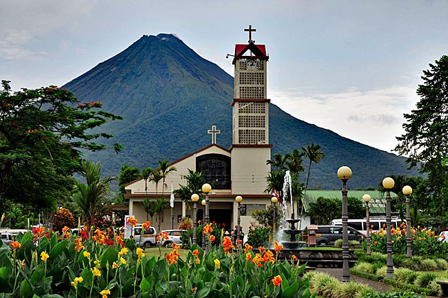 Die Kirche mit Park in La Fortuna. Die Stadt unter dem Vulkan Arenal, wurde durch Katastropentourismus schnell groß. Parque Nacional Volcano Arenal, Costa Rica