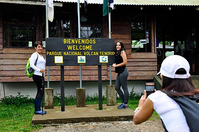 Beliebtes Fotomotiv: Eintritt vom Parque Nacional Volcan Tenorio. Cordillera Volcanica de Guanacaste, Costa Rica