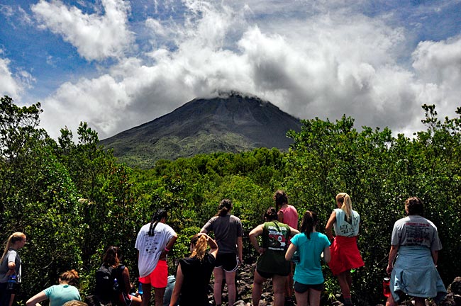 Der Vulkan Arenal fasziniert die Menschen durch seine perfekte Kegelform. Sie stehen hier auf dem Lavafeld, das nach einem Ausbruch entstanden ist. Parque Nacional Volcano Arenal, Costa Rica