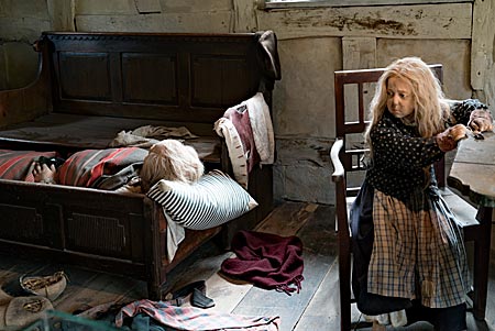 Dänemark - Freilichtmuseum Den Gamle By in Aarhus, schlafender betrunkener  Alter mit Kind, 24.8.2016, Foto: Robert B. Fishman