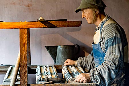 Dänemark - Freilichtmuseum Den Gamle By in Aarhus, schlafender betrunkener  Alter mit Kind, 24.8.2016, Foto: Robert B. Fishman