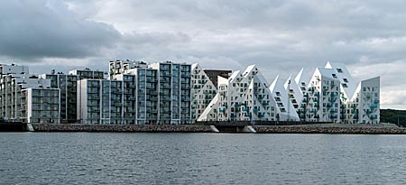 Dänemark - Neubaugebiet Aarhus Ö im ehemaligen Containerhafen in Aarhus, rechts der Wohnblock "Eisberg", 24.8.2016, Foto: Robert B. Fishman