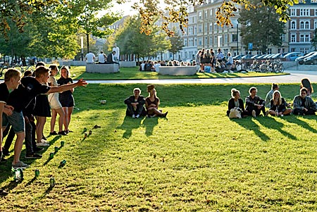 Dänemark - Studenten spielen im Park auf dem Lile Torv in Aarhus das Trinkspiel Flunky Ball, 24.8.2016, Foto: Robert B. Fishman