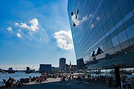 Dänemark - Besucher auf der Terrasse des Neubaus "Black Diamond" der Königlich Dänischen Bibliothek in Kopenhagen, Foto: Robert B. Fishman, ecomedia