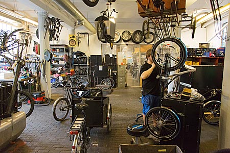 Dänemark - Montage  der Christiania Bikes in der Fahrradwerkstatt der alternativen Lebensgemeinschaft Christiania in Kopenhagen, Foto: Robert B. Fishman, ecomedia