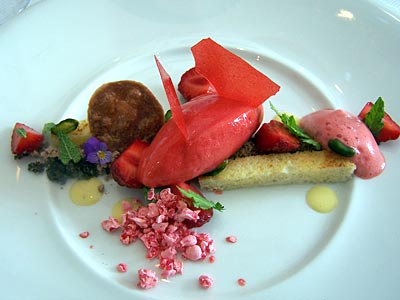 Südwestdänemark - 4. Gang: Erdbeersorbet mit kristallisierten Erdbeeren, Brot mit Apricotsaft und „falscher Erde“ (= Schokolade und Nougat)