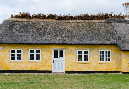 Traditionelles Fischerhaus mit Reetdach in Agger