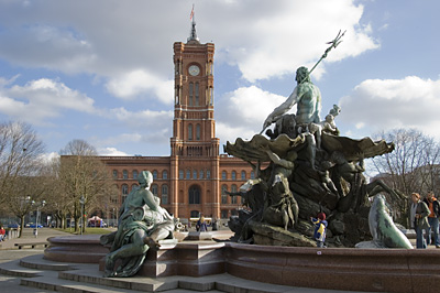 Berlin: Rotes Rathaus mit Neptunbrunnen