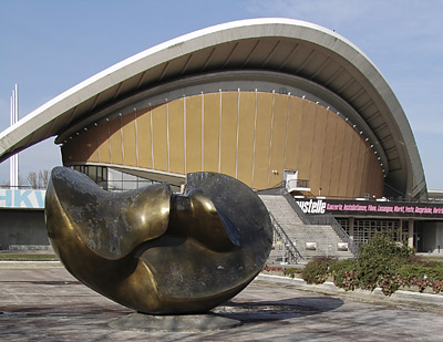 Berlin: Kongresshalle (Haus der Kulturen der Welt) und Plastik von Henry Moore