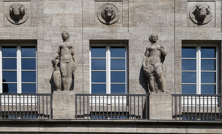 Nur noch einen historische Fassade, aber kein legendärer Kinopalast mehr: die einstige Filmbühne Wien