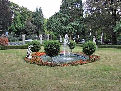 Bonn - Die schmucke Gartenanlage vor der Redoute