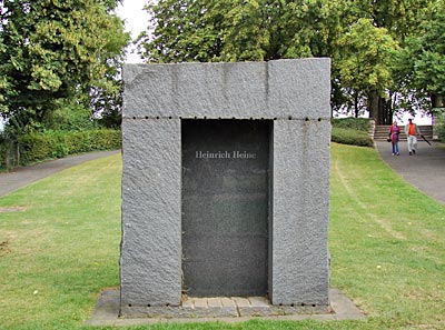 Bonn - Ulrich Rückriem schuf dieses Denkmal für Heinrich Heine am Fuße der Bastion Alter Zoll
