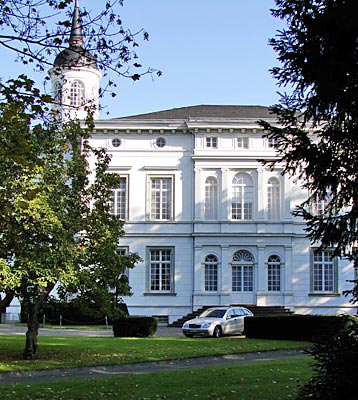 Bonn - Nur aus der Ferne kann man einen Blick auf das Palais Schaumburg werfen