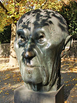 Bonn - Auf der Museumsmeile: Hubertus von Pilgrims „Konrad-Adenauer-Denkmal“ (1982)